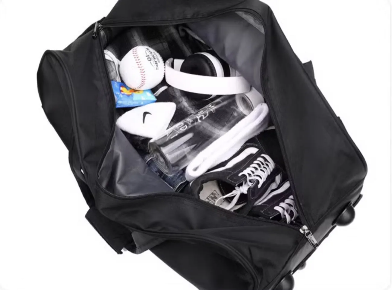 Interior del Nápoles con zapatillas, botella y accesorios
