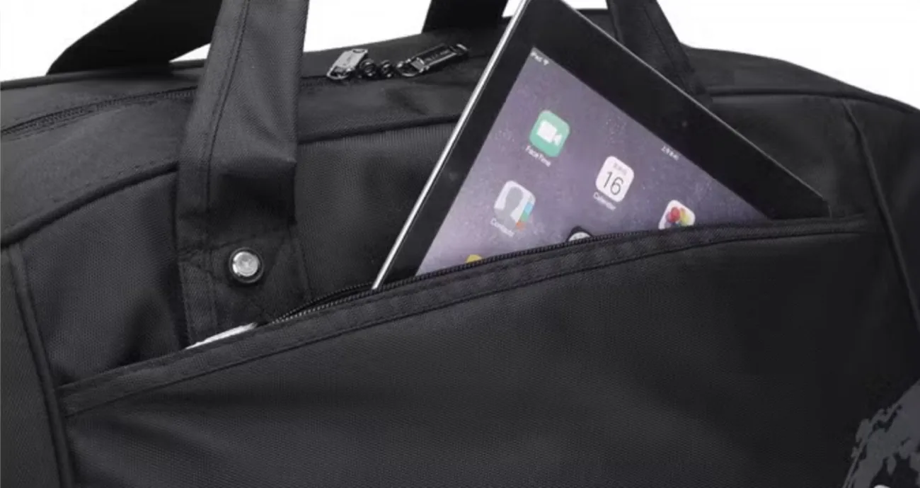 Bolsillo del Nápoles con una tablet
